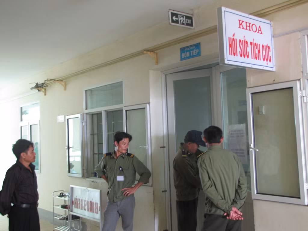 Lực lượng bảo vệ ngăn chặn người nhà quá khích 