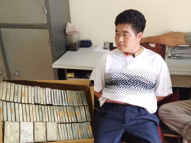 Cuộc đời đang phất lên tưng bừng thì ngày 26/7 “siêu trùm” trong giới buôn ma túy vùng biên - Tráng A Tàng cùng vợ và đồng bọn đã bị lực lượng nghiệp vụ Bộ Công an bắt giữ khi trực tiếp vận chuyển 265 bánh heroin, trị giá khoảng 40 tỷ đồng