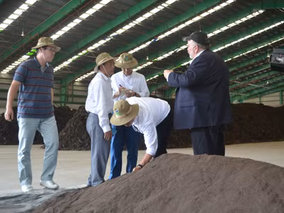 Đoàn Cục Môi trường Osaka tham quan dây chuyền sản xuất phân compost của VWS