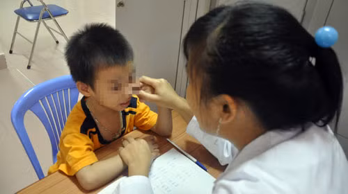 Để phát âm chuẩn phụ âm “n”: đầu lưỡi bé phải chạm vào chân răng trên, đưa hơi thoát lên mũi (chạm tay vào mũi có sự rung nhẹ), bật lưỡi và phát tiếng. Ảnh: Tuổi Trẻ