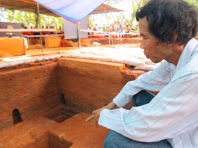 Họa sỹ Nguyễn Thượng Hỷ bên hố thiêng Champa Phong Lệ vừa phát lộ 