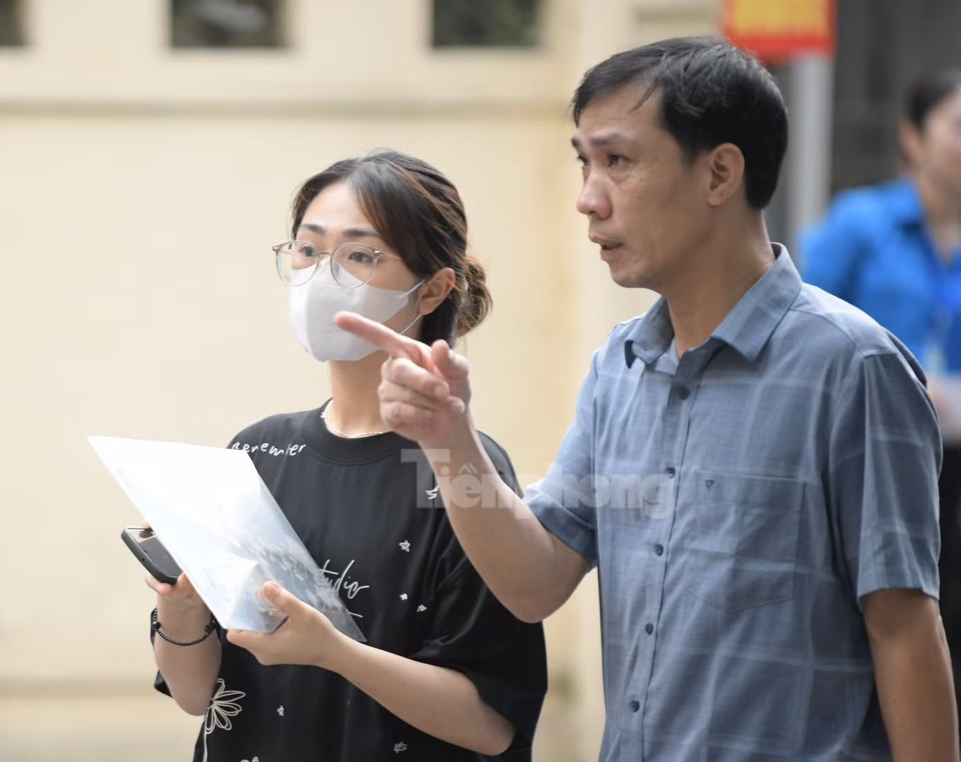 Thí sinh ở xa được phụ huynh tìm phòng trọ và có mặt tại Hà Nội từ hôm qua. Hôm nay, các em lại được bố mẹ đồng hành đến điểm thi. Thí sinh ở xa được phụ huynh tìm phòng trọ và có mặt tại Hà Nội từ hôm qua. Hôm nay, các em lại được bố mẹ đồng hành đến điểm thi.