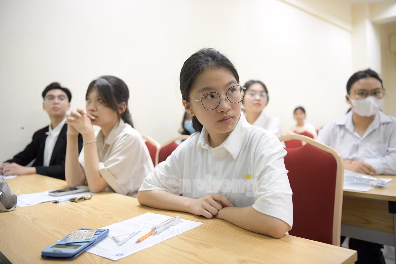 Thí sinh chỉ được mang vào phòng thi các dụng cụ đúng quy định. Thí sinh chỉ được mang vào phòng thi các dụng cụ đúng quy định.