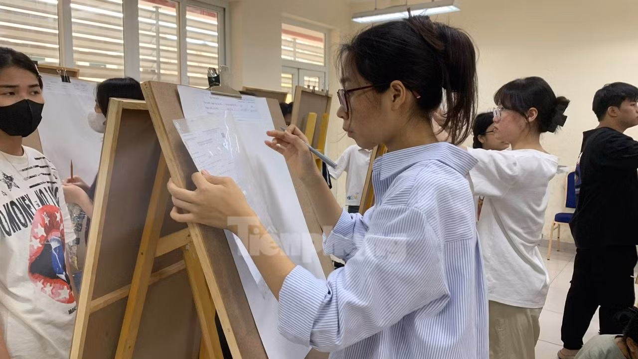 Thí sinh dự thi ngành Sư phạm Mĩ thuật Thí sinh dự thi ngành Sư phạm Mĩ thuật