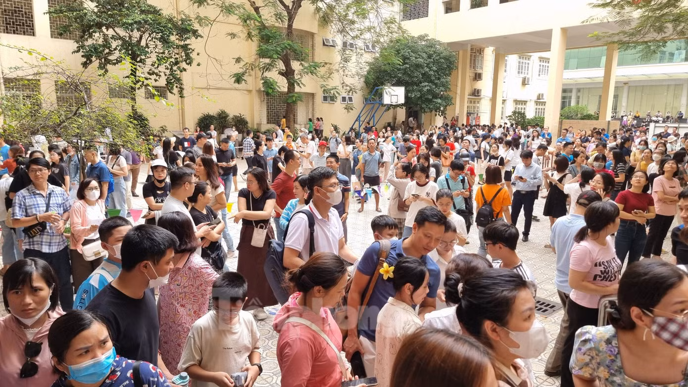 Sáng nay, có rất đông phụ huynh và học sinh tại các điểm thi của Trường THCS&amp;THPT Nguyễn Tất Thành.