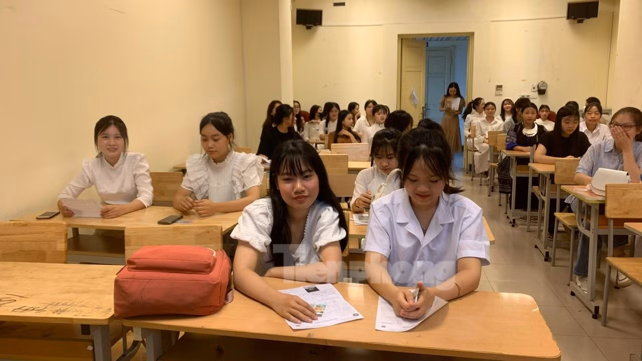 Thí sinh ngồi chờ đến lượt thi năng khiếu Thí sinh ngồi chờ đến lượt thi năng khiếu