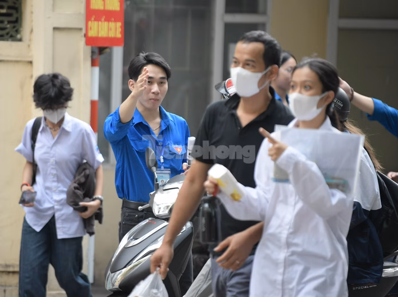 Sinh viên tình nguyện hỗ trợ kì thi đã có mặt từ rất sớm để hướng dẫn thí sinh đến đúng phòng thi. Sinh viên tình nguyện hỗ trợ kì thi đã có mặt từ rất sớm để hướng dẫn thí sinh đến đúng phòng thi.