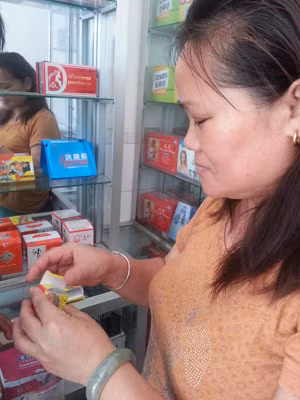 Bà chủ cửa hàng giới thiệu các loại thuốc kích dục cho khách