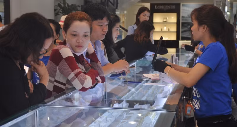 USD mua bán thoải mái ở 'phố vàng' Sài Gòn ảnh 2