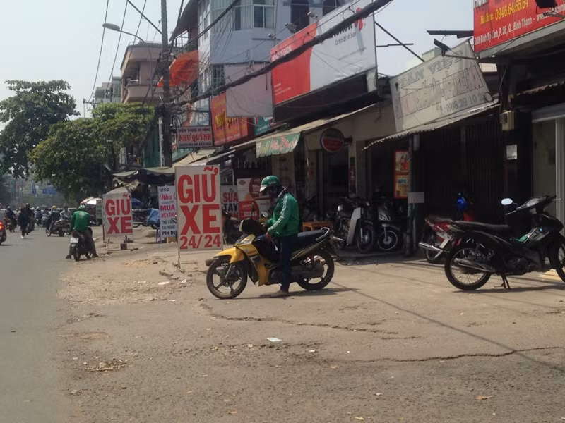 Nở rộ những điểm giữ xe 'tự phát' quanh bến xe Miền Đông ảnh 1