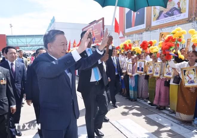 Nhân dân Campuchia đón chào Chủ tịch nước Tô Lâm. (Ảnh: Nhan Sáng/TTXVN)