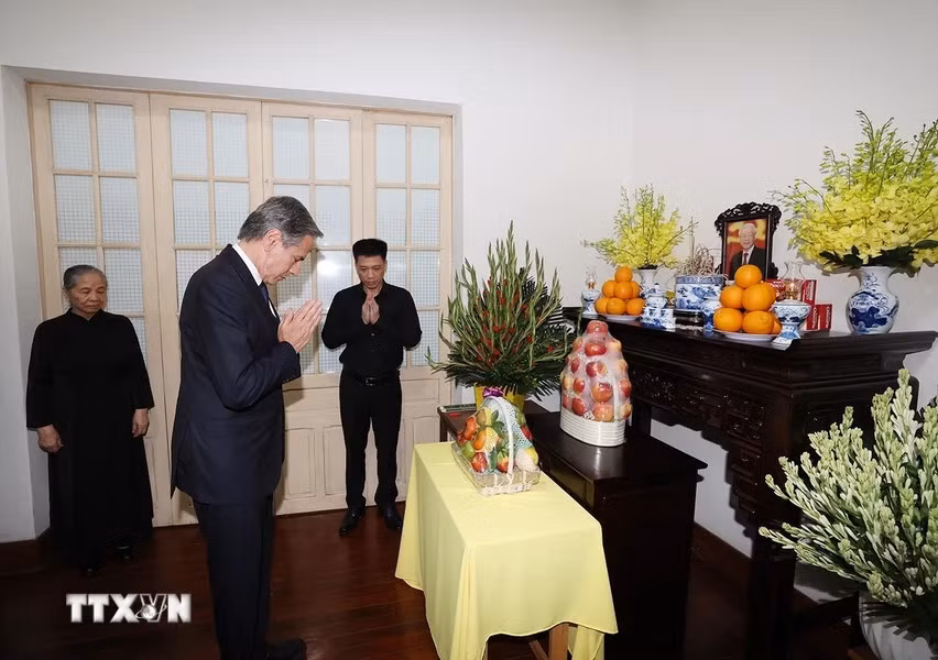 Ngoại trưởng Hoa Kỳ Antony Blinken thắp hương viếng Tổng Bí thư Nguyễn Phú Trọng. (Ảnh: Trí Dũng/TTXVN) Ngoại trưởng Hoa Kỳ Antony Blinken thắp hương viếng Tổng Bí thư Nguyễn Phú Trọng. (Ảnh: Trí Dũng/TTXVN)