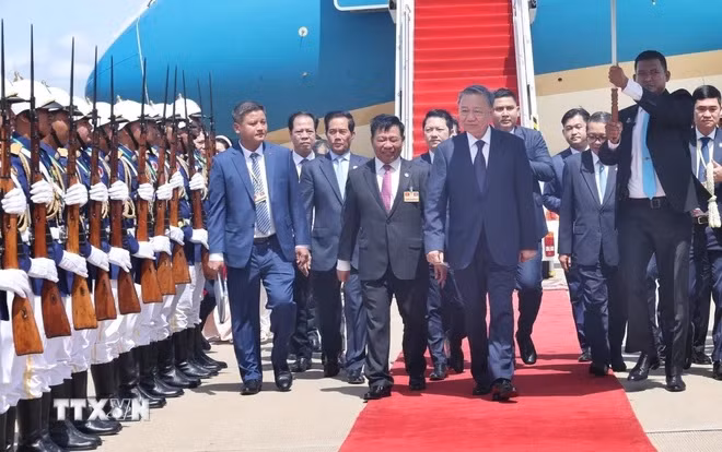 Lễ đón Chủ tịch nước Tô Lâm tại sân bay quốc tế Phnom Penh. (Ảnh: Nhan Sáng/TTXVN)
