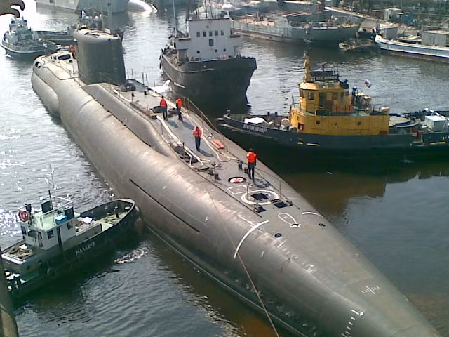 Tàu ngầm B-90 Sarov của lực lượng Hải quân Nga . Tàu ngầm B-90 Sarov của lực lượng Hải quân Nga