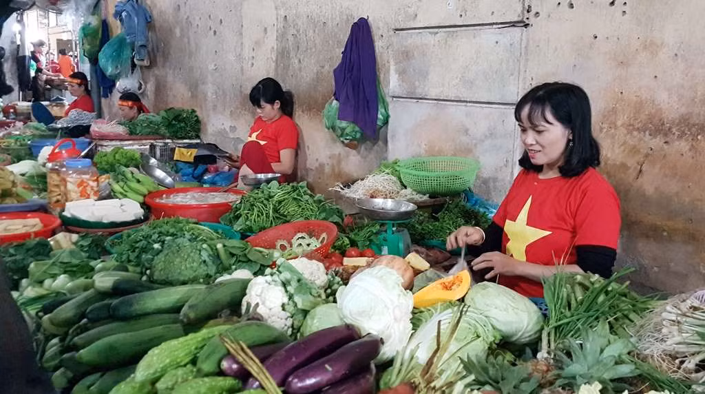 Tiểu thương Quảng Nam 'nhuộm đỏ' chợ để cổ vũ đội tuyển Việt Nam ảnh 1