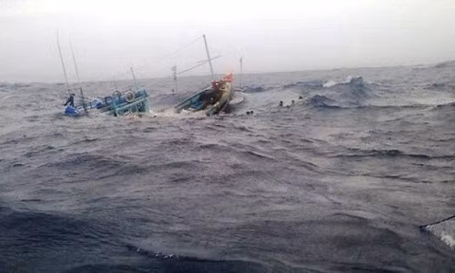 43 ngư dân trên chiếc tàu chìm ngoài biển vào đất liền an toàn ảnh 1