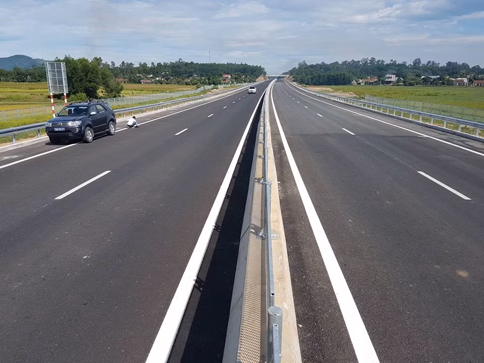 Cao tốc Đà Nẵng - Quảng Ngãi xuất hiện lún ở đầu cầu, cống ảnh 1
