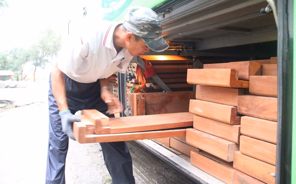 Giấu hơn 10 m3 gỗ trong khoang hành lý xe giường nằm ảnh 1