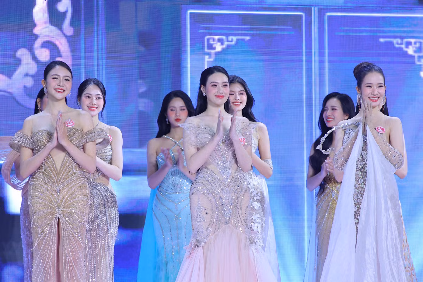 Gây ấn tượng nhất trong phần thi dạ hội là từng thí sinh bước ra sân khấu với giọng thuyết trình được ghi âm sẵn của chính họ. Mỗi cô gái mang thông điệp riêng, đều cho thấy được khát khao phát triển bản thân và cống hiến cho xã hội. Gây ấn tượng nhất trong phần thi dạ hội là từng thí sinh bước ra sân khấu với giọng thuyết trình được ghi âm sẵn của chính họ. Mỗi cô gái mang thông điệp riêng, đều cho thấy được khát khao phát triển bản thân và cống hiến cho xã hội.