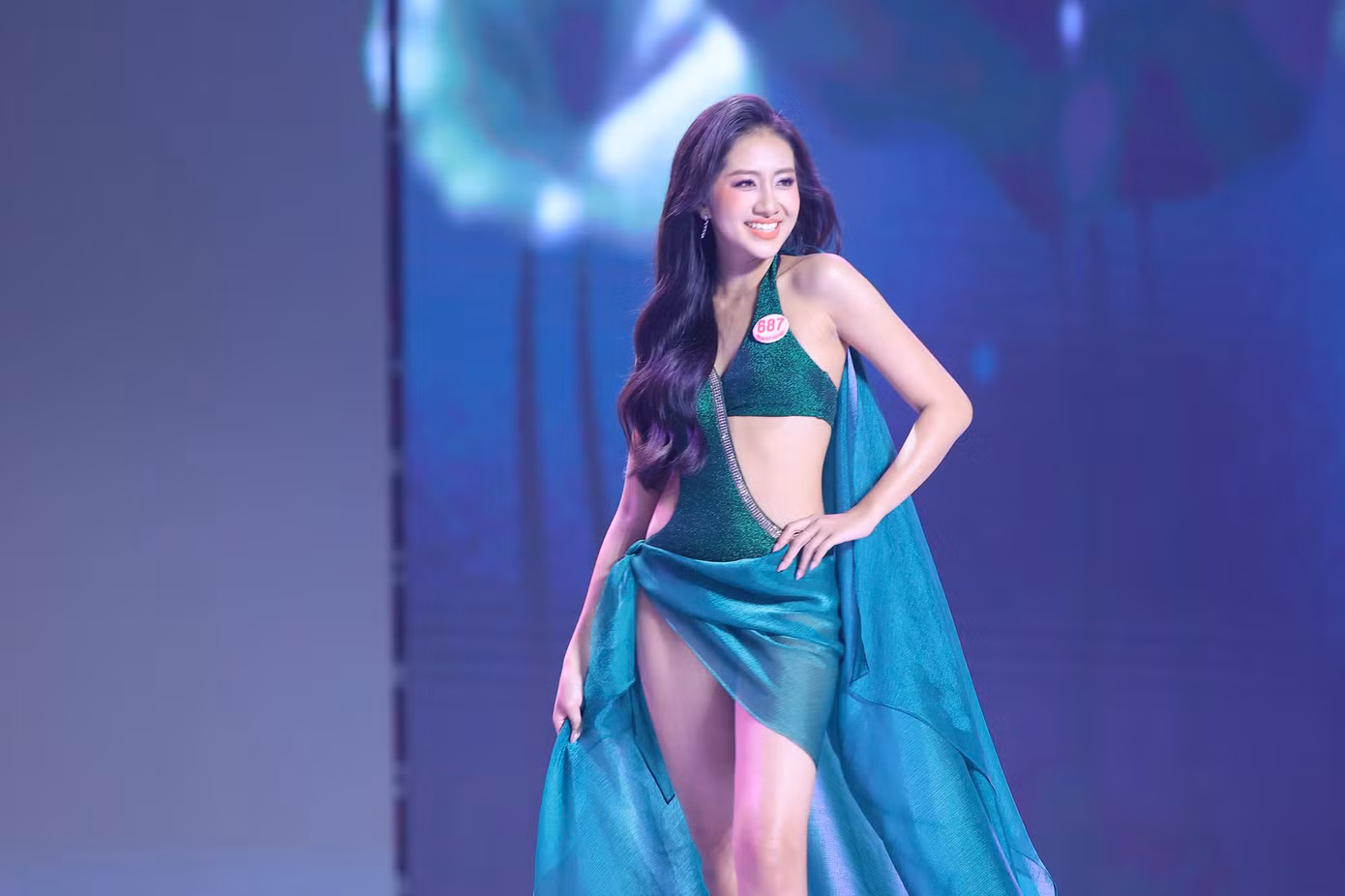 Họ cho thấy sự tự tin và kỹ năng catwalk ngày càng thành thạo. Họ cho thấy sự tự tin và kỹ năng catwalk ngày càng thành thạo.