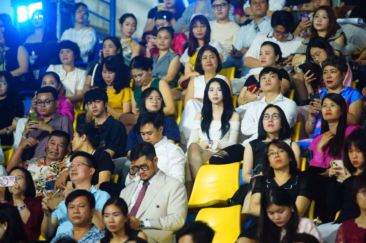 Khán giả gần như lấp kín hết chỗ ngồi bên trong Cung thể thao Quần Ngựa. Mọi người diện trang phục đẹp và chỉn chu đến xem chung khảo toàn quốc. Khán giả gần như lấp kín hết chỗ ngồi bên trong Cung thể thao Quần Ngựa. Mọi người diện trang phục đẹp và chỉn chu đến xem chung khảo toàn quốc.