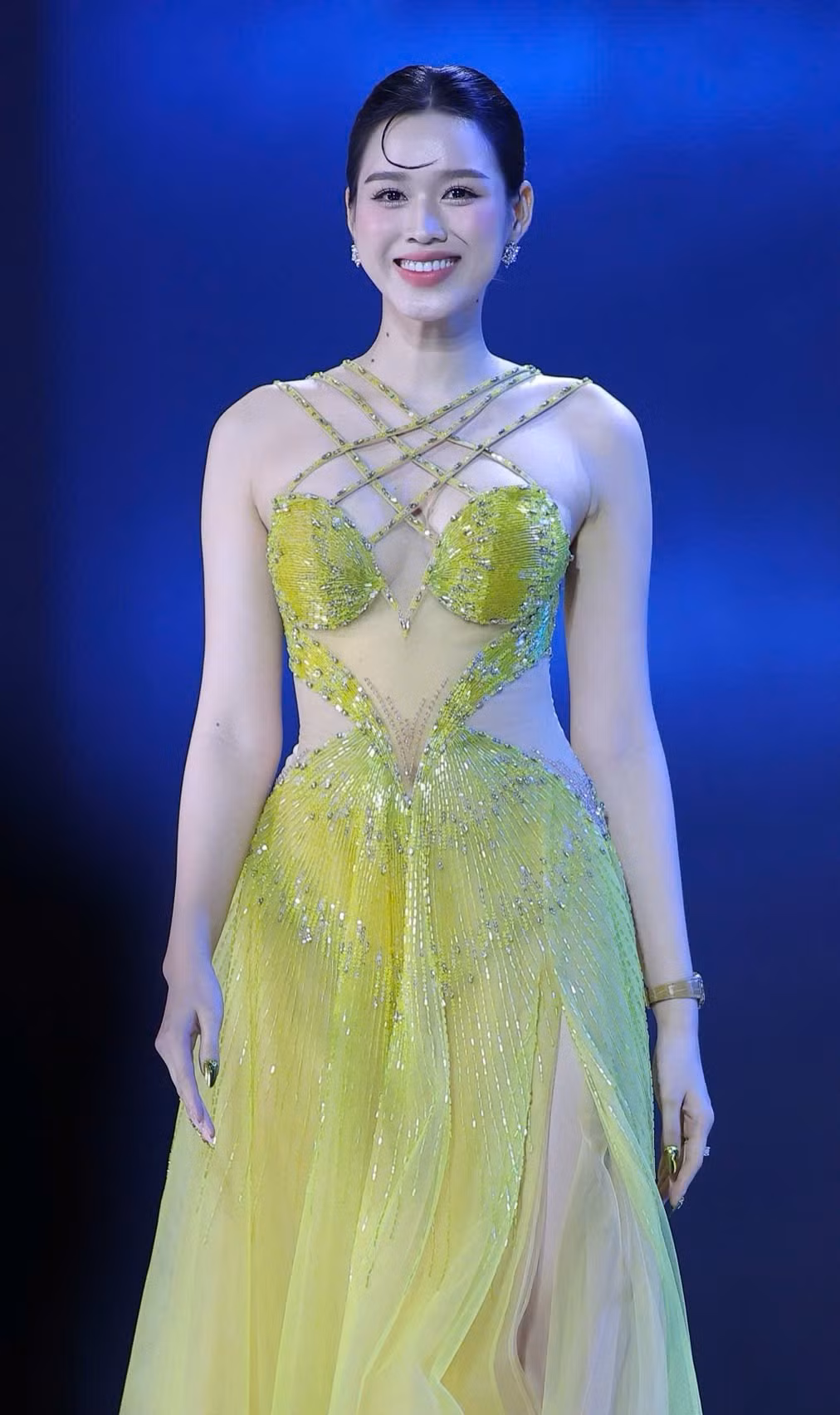 Hoa hậu Đỗ Hà thể hiện kỹ năng catwalk uyển chuyển, với thần thái rạng ngời. Hoa hậu Đỗ Hà thể hiện kỹ năng catwalk uyển chuyển, với thần thái rạng ngời.