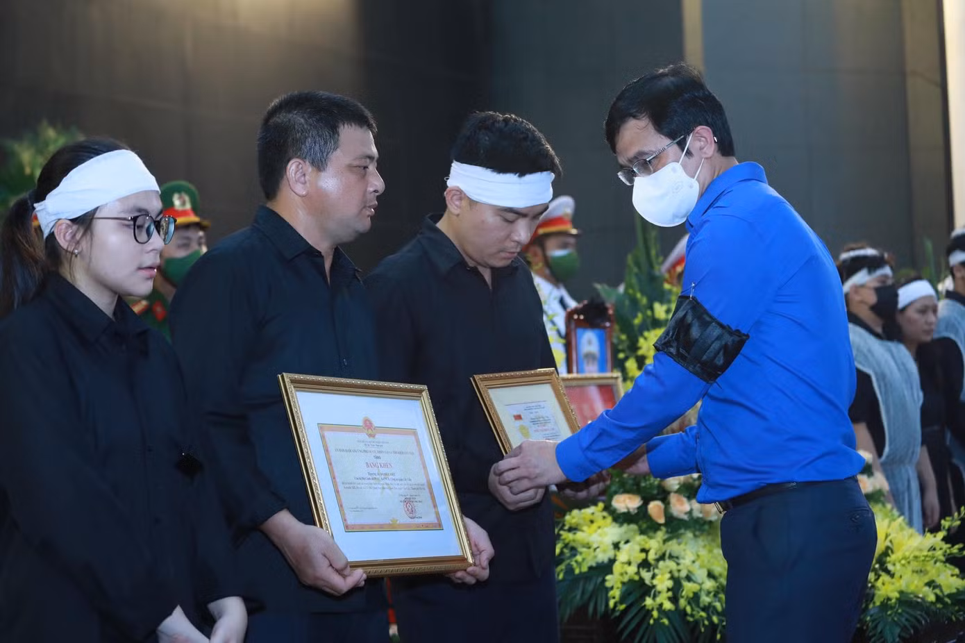 Đồng chí Bùi Quang Huy, Ủy viên dự khuyết T.Ư Đảng, Bí thư Thường trực T.Ư Đoàn, trao tặng Huy hiệu "Tuổi trẻ dũng cảm" của Trung ương Đoàn TNCS Hồ Chí Minh cho đại diện gia đình Thượng úy Đỗ Đức Việt, Hạ sĩ Nguyễn Đình Phúc. Đồng chí Bùi Quang Huy, Ủy viên dự khuyết T.Ư Đảng, Bí thư Thường trực T.Ư Đoàn, trao tặng Huy hiệu "Tuổi trẻ dũng cảm" của Trung ương Đoàn TNCS Hồ Chí Minh cho đại diện gia đình Thượng úy Đỗ Đức Việt, Hạ sĩ Nguyễn Đình Phúc.