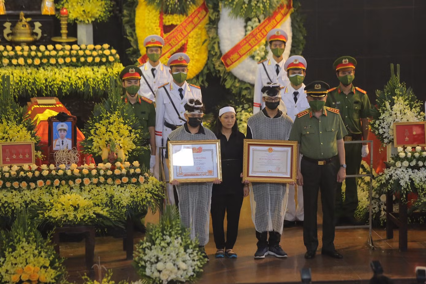Trước khi Lễ viếng bắt đầu, trong không khí trang trọng, xúc động, Đại tá Phạm Thanh Hùng, Phó Giám đốc Công an TP Hà Nội đã công bố Quyết định truy tặng Huân chương Chiến công hạng Nhất của Chủ tịch nước; Quyết định cấp Bằng "Tổ quốc ghi công" của Thủ tướng Chính phủ; Quyết định truy tặng Bằng khen của Ủy ban Quốc gia ứng phó sự cố thiên tai và tìm kiếm cứu nạn cho Thượng tá Đặng Anh Quân, Thượng úy Đỗ Đức Việt, Hạ sỹ Nguyễn Đình Phúc; và Quyết định truy tặng Huy hiệu "Tuổi trẻ dũng cảm" của Trung ương Đoàn TNCS Hồ Chí Minh cho Thượng úy Đỗ Đức Việt, Hạ sĩ Nguyễn Đình Phúc. Đại tướng Tô Lâm, Bộ trưởng Bộ Công an đã thừa ủy quyền của lãnh đạo Đảng, Nhà nước trao Huân chương Chiến công hạng Nhất cho đại diện 3 gia đình liệt sĩ; trao Bằng "Tổ quốc ghi công" tặng đại diện các gia đình. Trước khi Lễ viếng bắt đầu, trong không khí trang trọng, xúc động, Đại tá Phạm Thanh Hùng, Phó Giám đốc Công an TP Hà Nội đã công bố Quyết định truy tặng Huân chương Chiến công hạng Nhất của Chủ tịch nước; Quyết định cấp Bằng "Tổ quốc ghi công" của Thủ tướng Chính phủ; Quyết định truy tặng Bằng khen của Ủy ban Quốc gia ứng phó sự cố thiên tai và tìm kiếm cứu nạn cho Thượng tá Đặng Anh Quân, Thượng úy Đỗ Đức Việt, Hạ sỹ Nguyễn Đình Phúc; và Quyết định truy tặng Huy hiệu "Tuổi trẻ dũng cảm" của Trung ương Đoàn TNCS Hồ Chí Minh cho Thượng úy Đỗ Đức Việt, Hạ sĩ Nguyễn Đình Phúc. Đại tướng Tô Lâm, Bộ trưởng Bộ Công an đã thừa ủy quyền của lãnh đạo Đảng, Nhà nước trao Huân chương Chiến công hạng Nhất cho đại diện 3 gia đình liệt sĩ; trao Bằng "Tổ quốc ghi công" tặng đại diện các gia đình.