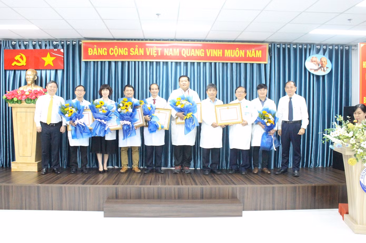 UBND TPHCM trao bằng khen tới các khoa, phòng tham gia cứu chữa bệnh nhi