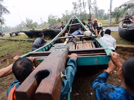 Di chuyển tàu thuyền tại xã Quảng Cư, thị xã Sầm Sơn, Thanh Hóa. Ảnh: Hoàng Lam.