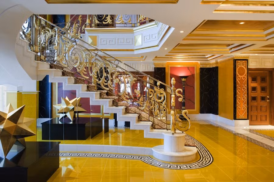 Diện tích của phòng hoàng gia là 780 m2. Phòng khách theo đúng phong cách Ả Rập. Phòng ăn riêng nếu bạn không muốn dùng bữa tại các nhà hàng của khách sạn. Phòng ngủ dành cho những "ông hoàng". Nghỉ tại đây, bạn còn có cả một phòng chiếu phim riêng. Cầu thang được mạ vàng. Phòng ngủ thứ hai trong phòng hoàng gia. Mỗi phòng ngủ đều có một phòng tắm lát đá cẩm thạch có bồn spa. Phòng tắm được trang trí bằng tranh gốm tinh xảo và luôn có sẵn nước hoa Hermes 24 – Faubourg. Khu vực yên tĩnh dành cho những ai thích đọc sách. Là khách hàng của khách sạn này bạn còn có xe riêng đưa đón, thậm chí là cả trực thăng nếu bạn muốn.