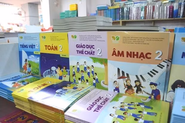 Sách giáo khoa được Sở Giao thông Vận tải và Công an TP.HCM thống nhất đưa vào mặt hàng thiết yếu. Ảnh minh họa từ Internet.
