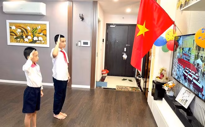 Buổi lễ khai giảng đặc biệt nhất trong lịch sử khi học sinh hát Quốc ca qua màn hình máy tính, tivi. Nguồn: Internet