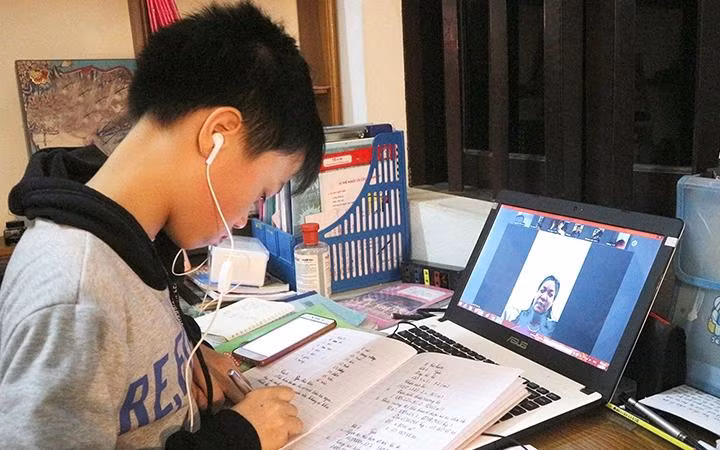 Không phải gia đình nào cũng đủ điều kiện để mua sắm laptop, thiết bị phục vụ học tập trực tuyến. Ảnh minh họa từ Internet. Không phải gia đình nào cũng đủ điều kiện để mua sắm laptop, thiết bị phục vụ học tập trực tuyến. Ảnh minh họa từ Internet.