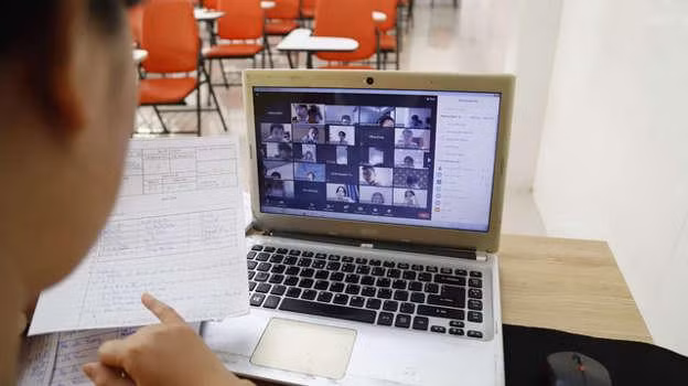 Việc học online vẫn còn bất cập với nhiều bạn học sinh. Ảnh minh họa từ Internet. Việc học online vẫn còn bất cập với nhiều bạn học sinh. Ảnh minh họa từ Internet.