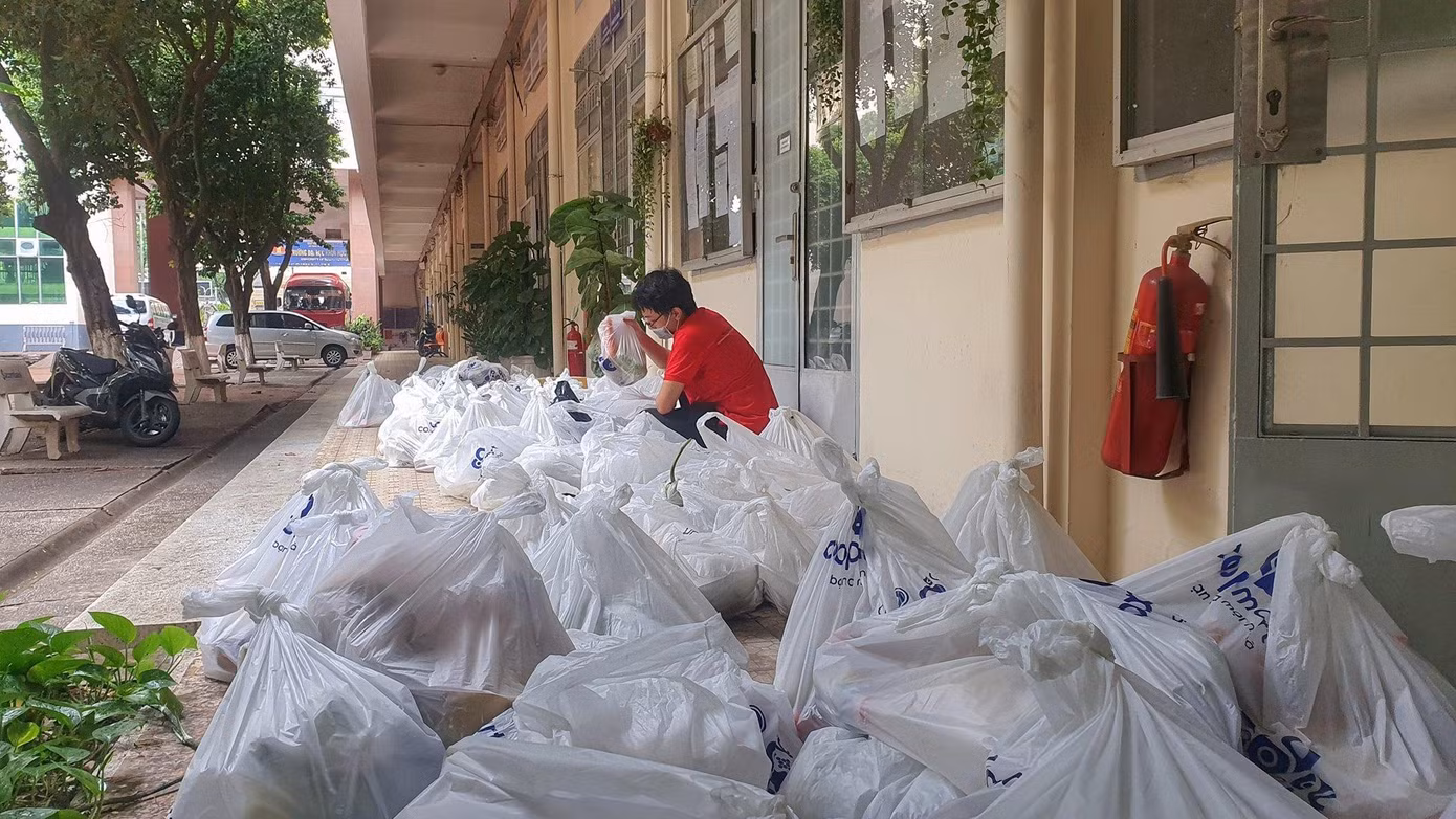Đoàn thanh niên Khoa Báo Chí & Truyền Thông - trường ĐHKHXH&NV, ĐHQG TP.HCM hỗ trợ vận chuyển vật phẩm cho sinh viên. Ảnh: NVCC Đoàn thanh niên Khoa Báo Chí & Truyền Thông - trường ĐHKHXH&NV, ĐHQG TP.HCM hỗ trợ vận chuyển vật phẩm cho sinh viên. Ảnh: NVCC