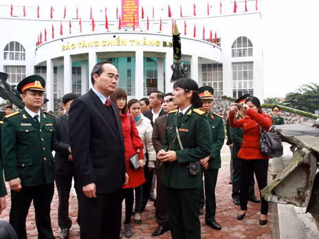 Phó thủ tướng Nguyễn Thiện Nhân tham quan phần trưng bày ngoài trời