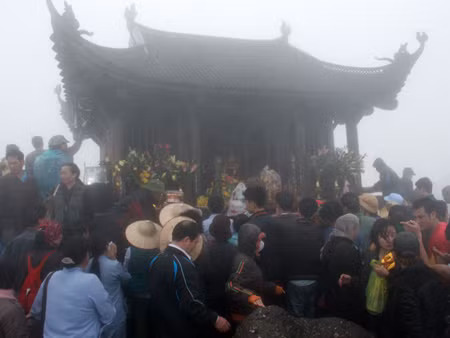 Du khách thập phương thắp hương cầu an tại chùa Đồng