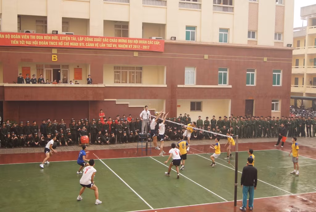 Trận thi đấu bóng chuyền giữa BTL Cảnh vệ và BTL Bảo vệ Lăng Chủ tịch Hồ Chí Minh mở đầu cho chuỗi các hoạt động của ngày hội 