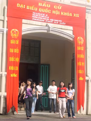 Sinh viên đi bầu cử Quốc hội khóa XII. Ảnh: N.T-M.H. Sinh viên đi bầu cử Quốc hội khóa XII Ảnh: N.T-M.H