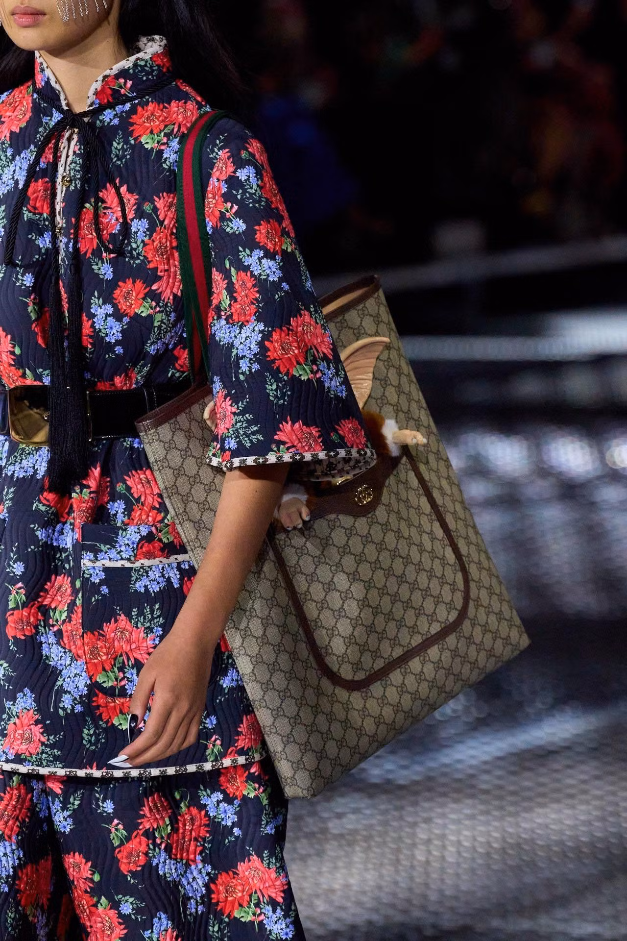 Nói về kho vintage thì Gucci không kém cạnh các nhà mốt khác. Dáng túi tote vintage và logo double G một lần nữa tái sinh trên sàn diễn 2023. Nói về kho vintage thì Gucci không kém cạnh các nhà mốt khác. Dáng túi tote vintage và logo double G một lần nữa tái sinh trên sàn diễn 2023.