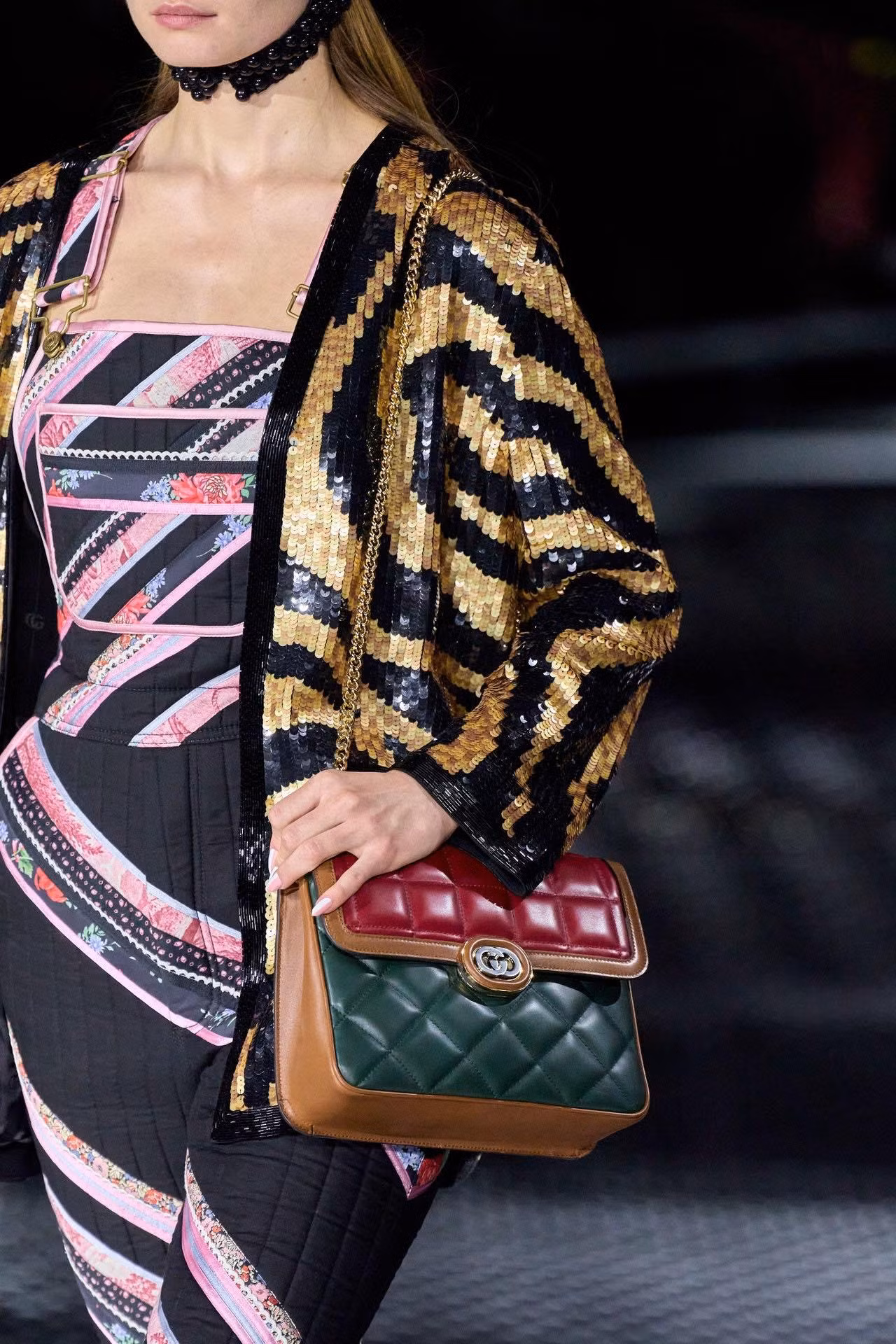 Đỏ và xanh lá kết hợp vốn là combo màu rất đặc trưng Gucci. Đỏ và xanh lá kết hợp vốn là combo màu rất đặc trưng Gucci.
