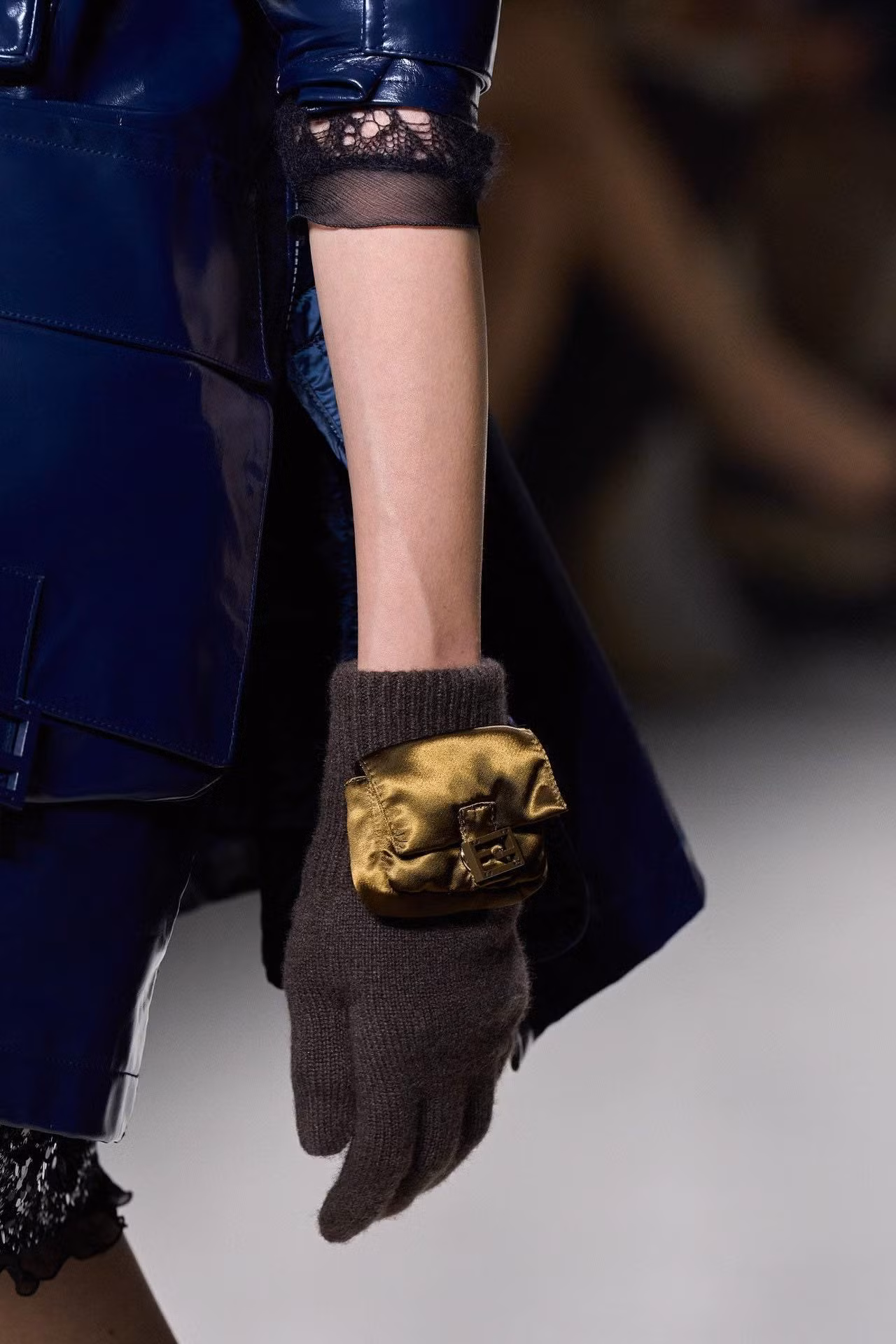 Túi đeo ở găng tay của Fendi khiến cho show diễn có cái để dân tình bàn tán. Túi đeo ở găng tay của Fendi khiến cho show diễn có cái để dân tình bàn tán.