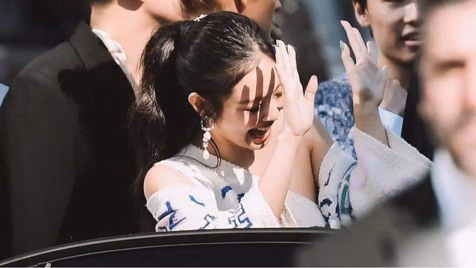 Jennie khiến đám đông cuồng nhiệt và cơn mưa flash máy ảnh mỗi khi xuất hiện. Jennie khiến đám đông cuồng nhiệt và cơn mưa flash máy ảnh mỗi khi xuất hiện.