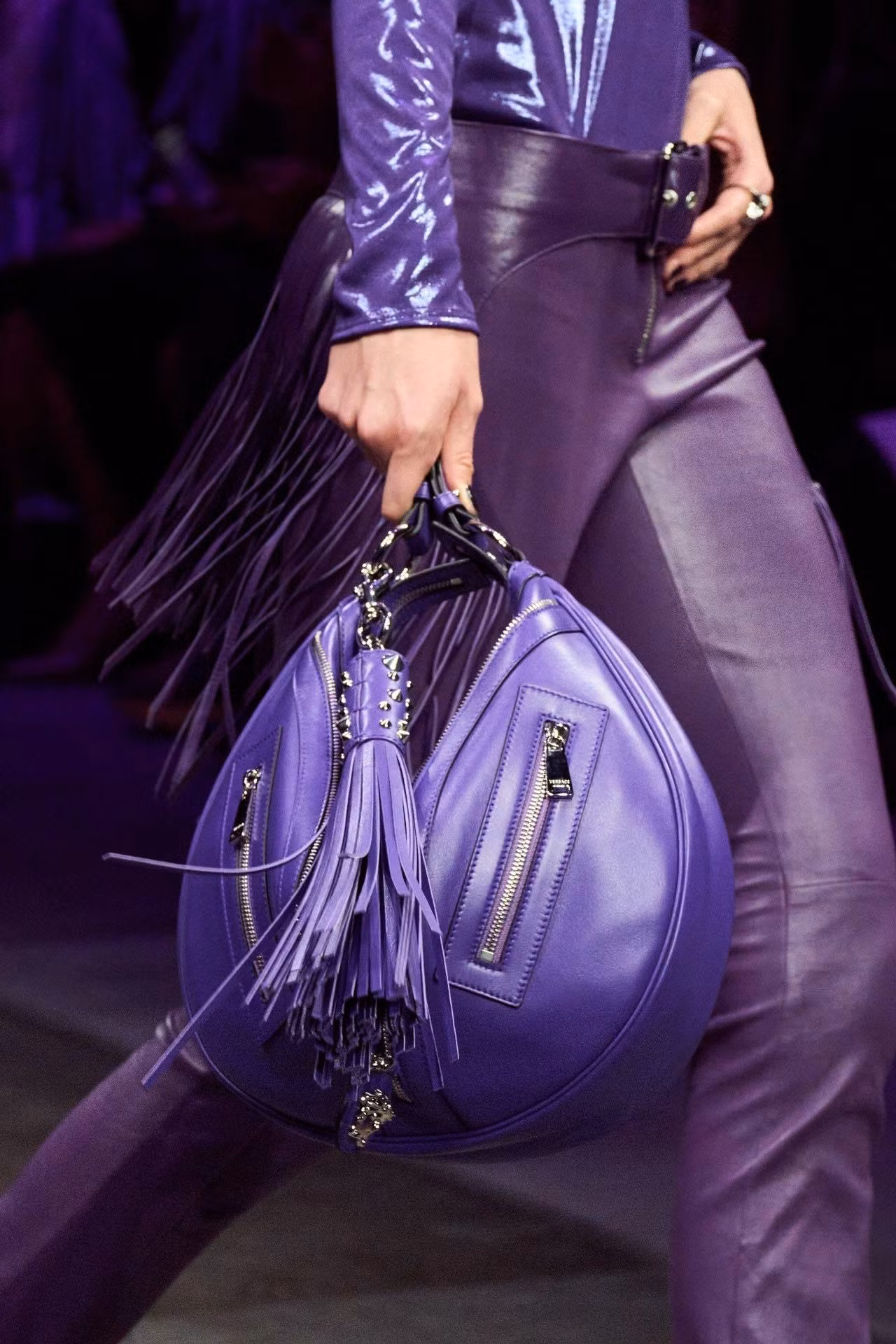 Dáng túi moon bag, nửa vầng trăng chắc chắn là dáng túi hot nhất sắp tới. Versace không bỏ lỡ thời cơ ra rất nhiều thiết kế túi dáng này. Dáng túi moon bag, nửa vầng trăng chắc chắn là dáng túi hot nhất sắp tới. Versace không bỏ lỡ thời cơ ra rất nhiều thiết kế túi dáng này.