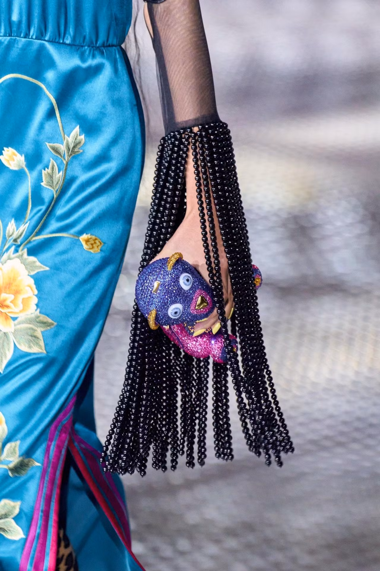 Hòa vào dòng ánh kim lấp lánh, Gucci với clutch cầm tay gấu là điểm nhấn lạ cho BST. Hòa vào dòng ánh kim lấp lánh, Gucci với clutch cầm tay gấu là điểm nhấn lạ cho BST.