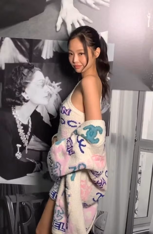 Cư dân mạng xuýt xoa vì bờ vai móc áo quá đẹp của Jennie. Cư dân mạng xuýt xoa vì bờ vai móc áo quá đẹp của Jennie.