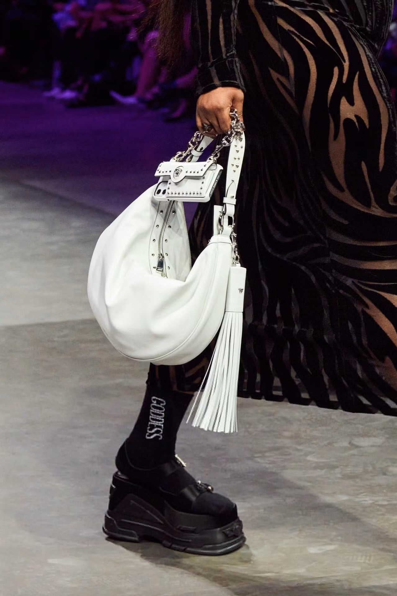 Túi mini mẹ bồng con của Versace khiến người mua như mua 1 được 2. Túi mini mẹ bồng con của Versace khiến người mua như mua 1 được 2.