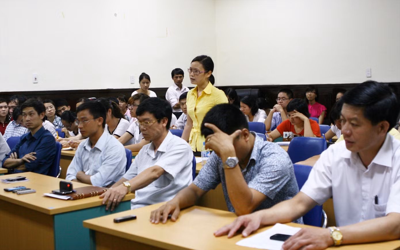 Ứng viên Lê Hồng Nhung trình bày ý kiến với Cục đào tạo với nước ngoài
