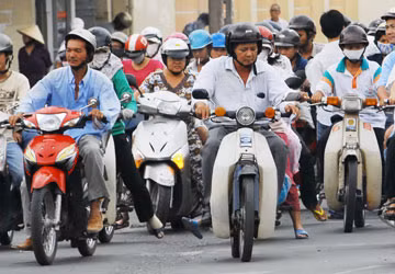Theo Tiến sĩ Lê Hồng Sơn, việc lưu thông chiếc xe chưa sang tên đổi chủ không ảnh hưởng gì đến trật tự giao thông trong bối cảnh không có tranh chấp về quyền sở hữu. Ảnh: Pháp Luật TPHCM. Theo TS Lê Hồng Sơn, việc lưu thông chiếc xe chưa sang tên đổi chủ không ảnh hưởng gì đến trật tự giao thông trong bối cảnh không có tranh chấp về quyền sở hữu. Ảnh: HTD
